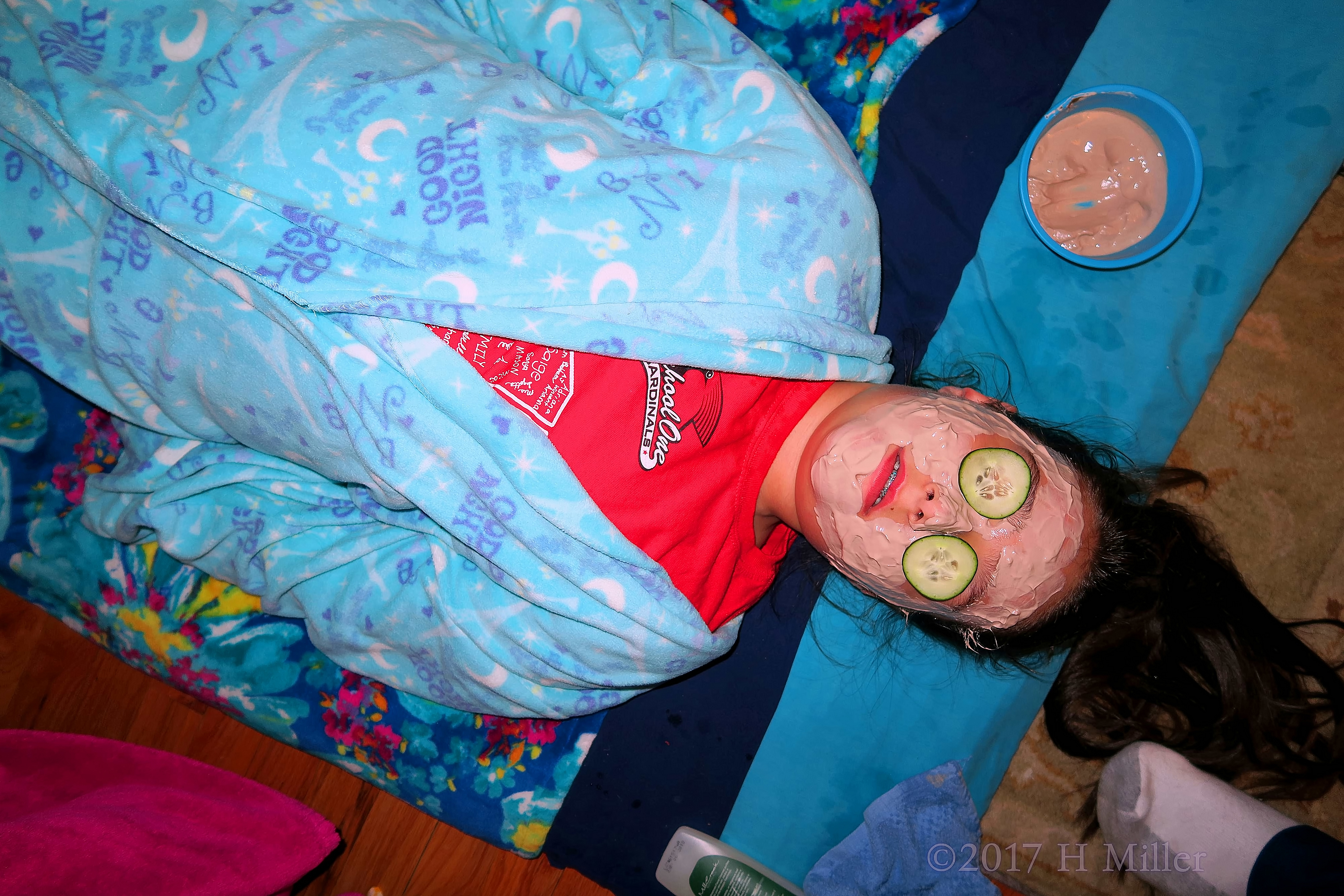 Getting Her Facial For Girls With Cukes On Her Eyes Getting Her Facial For Girls With Cukes On Her Eyes