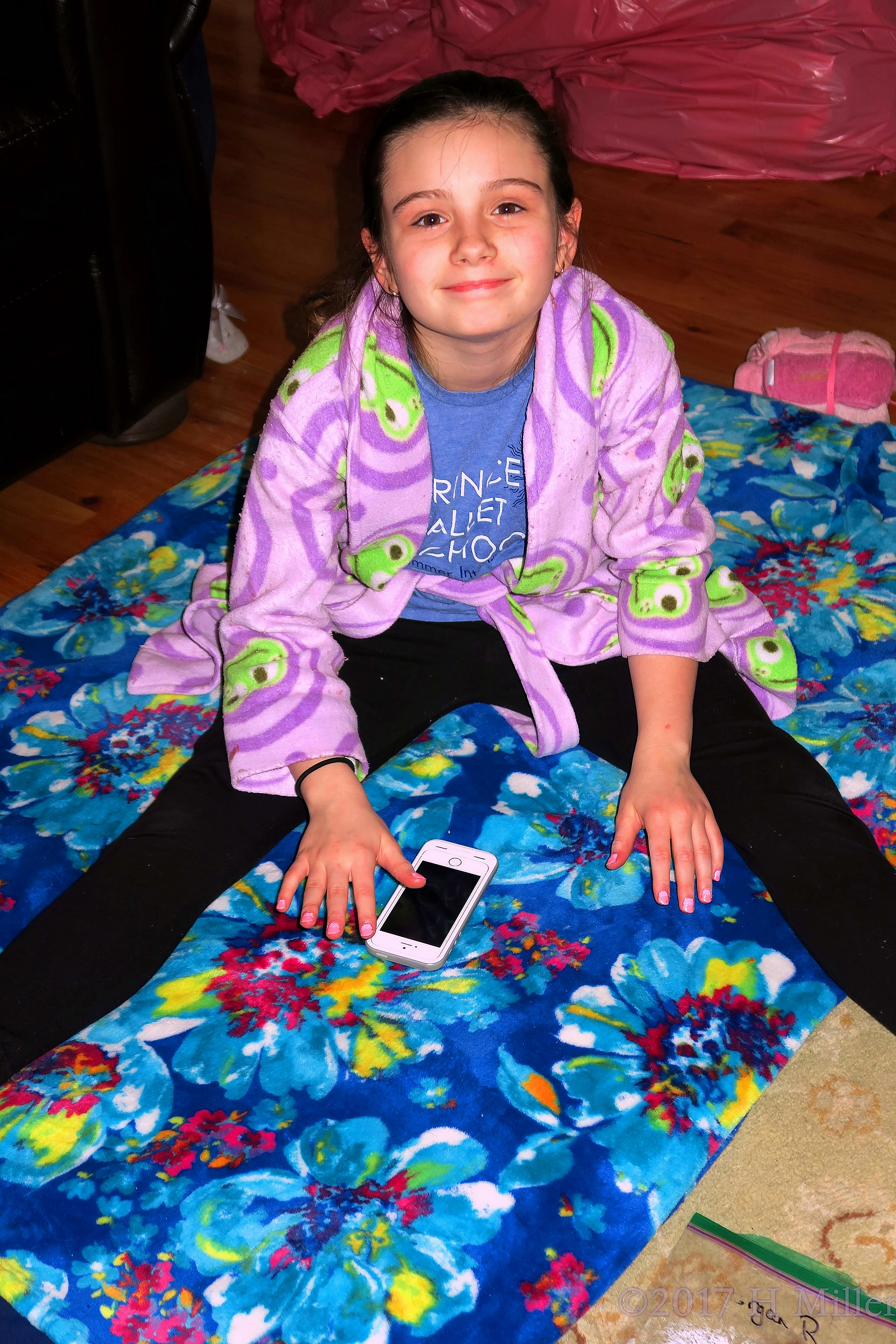 Looking Up From Her Phone After Her Kids Facial Looking Up From Her Phone After Her Kids Facial