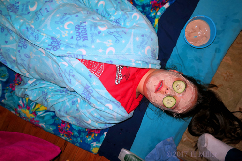 Getting Her Facial For Girls With Cukes On Her Eyes Getting Her Facial For Girls With Cukes On Her Eyes