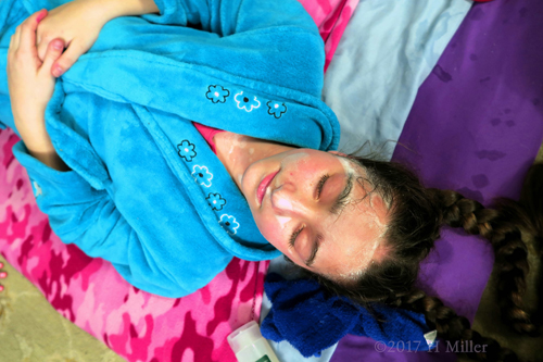 Having Relaxation Time During Facials For Girls Having Relaxation Time During Facials For Girls