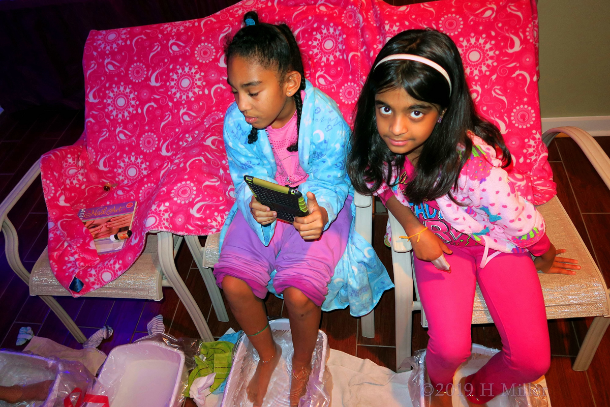 Girls Are Getting Ready For Mini Pedi At Spa Party 