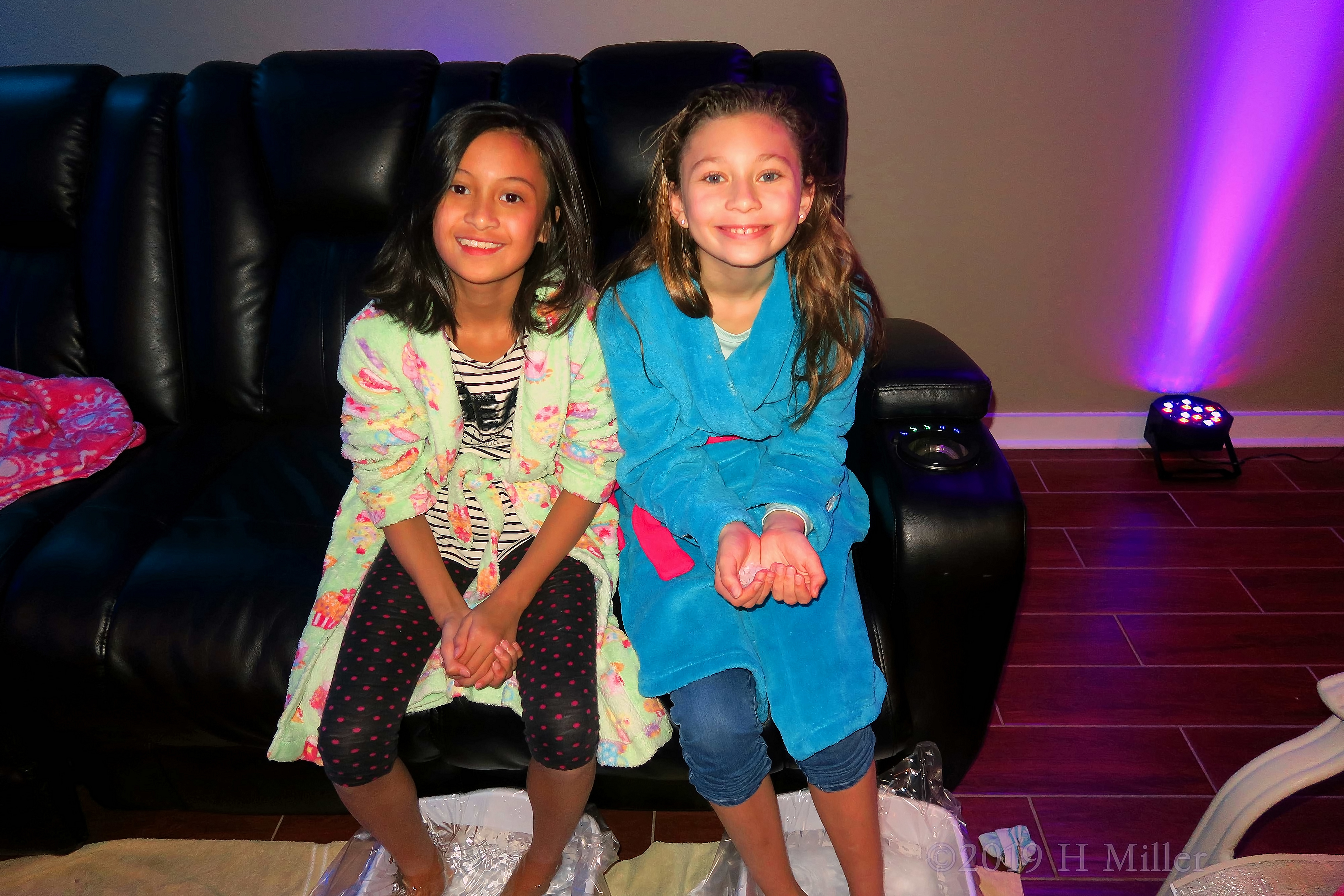 Isabelle Is Getting A Mini Pedi With Her Friend Isabelle Is Getting A Mini Pedi With Her Friend