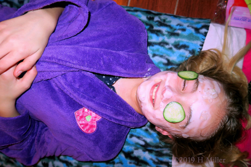 Guest Relaxing During The Kids Facial Guest Relaxing During The Kids Facial