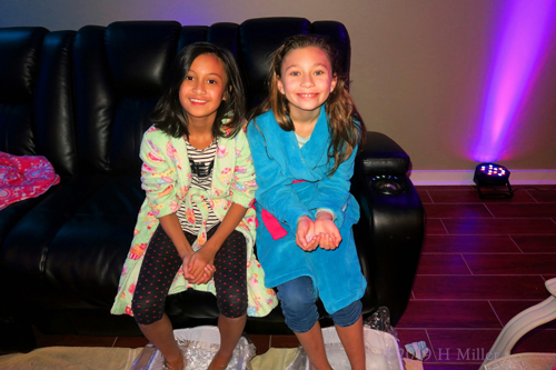 Isabelle Is Getting A Mini Pedi With Her Friend Isabelle Is Getting A Mini Pedi With Her Friend