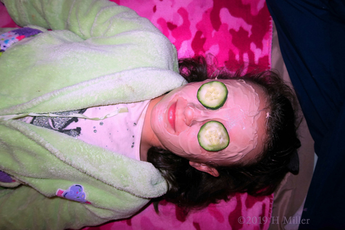 A Complete Relaxation Time While Having A Girls Facial! A Complete Relaxation Time While Having A Girls Facial!