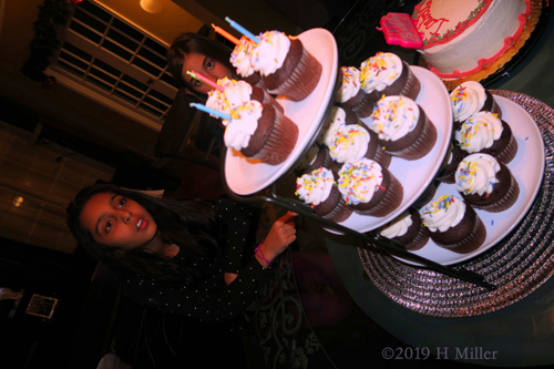 Girls Are Waiting For The Yummy Cupcakes Girls Are Waiting For The Yummy Cupcakes