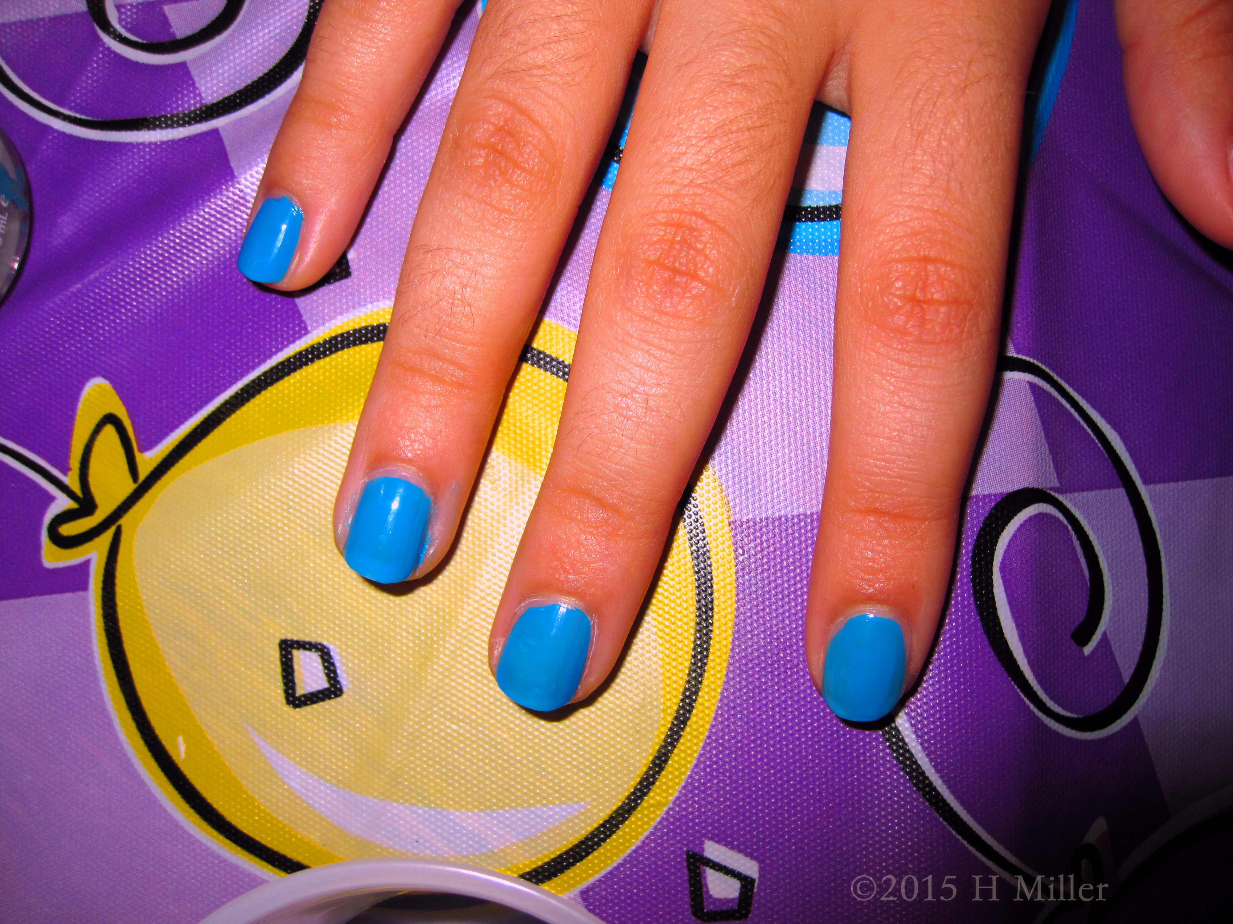 Flower Nail Art Design Goes Well With Plain Blue Polish Flower Nail Art Design Goes Well With Plain Blue Polish