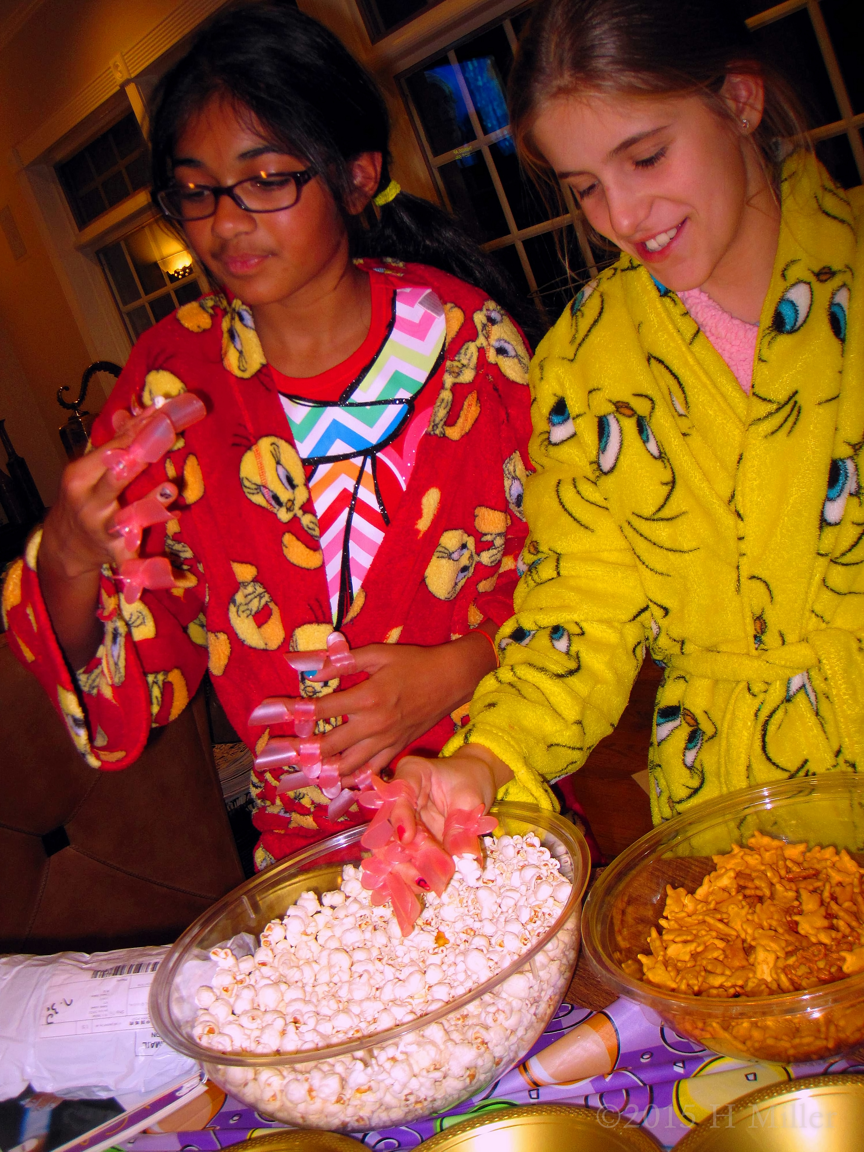 Snacking On Popcorn With Nail Protectors On Is Not So Easy! Snacking On Popcorn With Nail Protectors On Is Not So Easy!