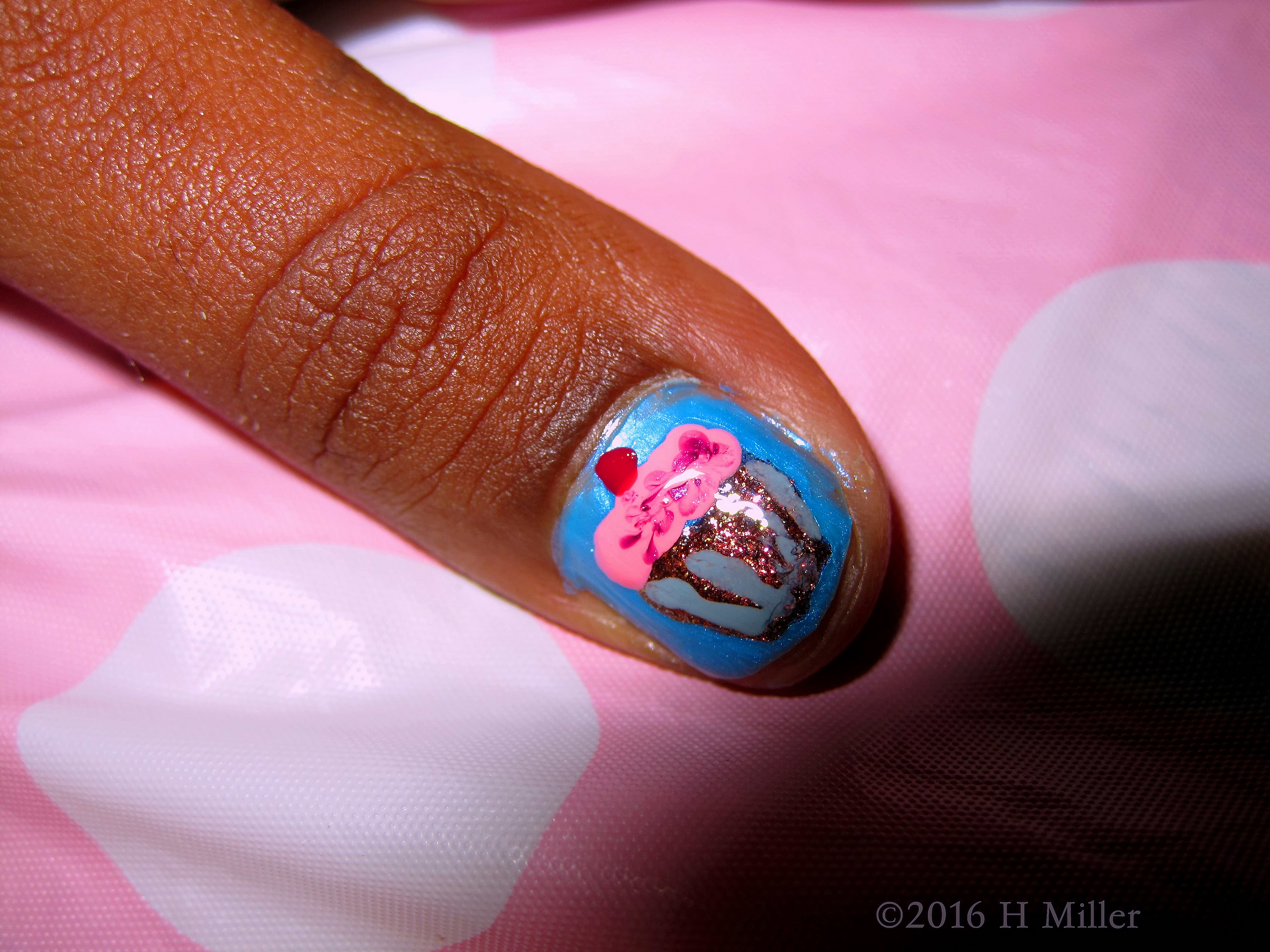 Cute Cupcake Manicure Nail Design. 