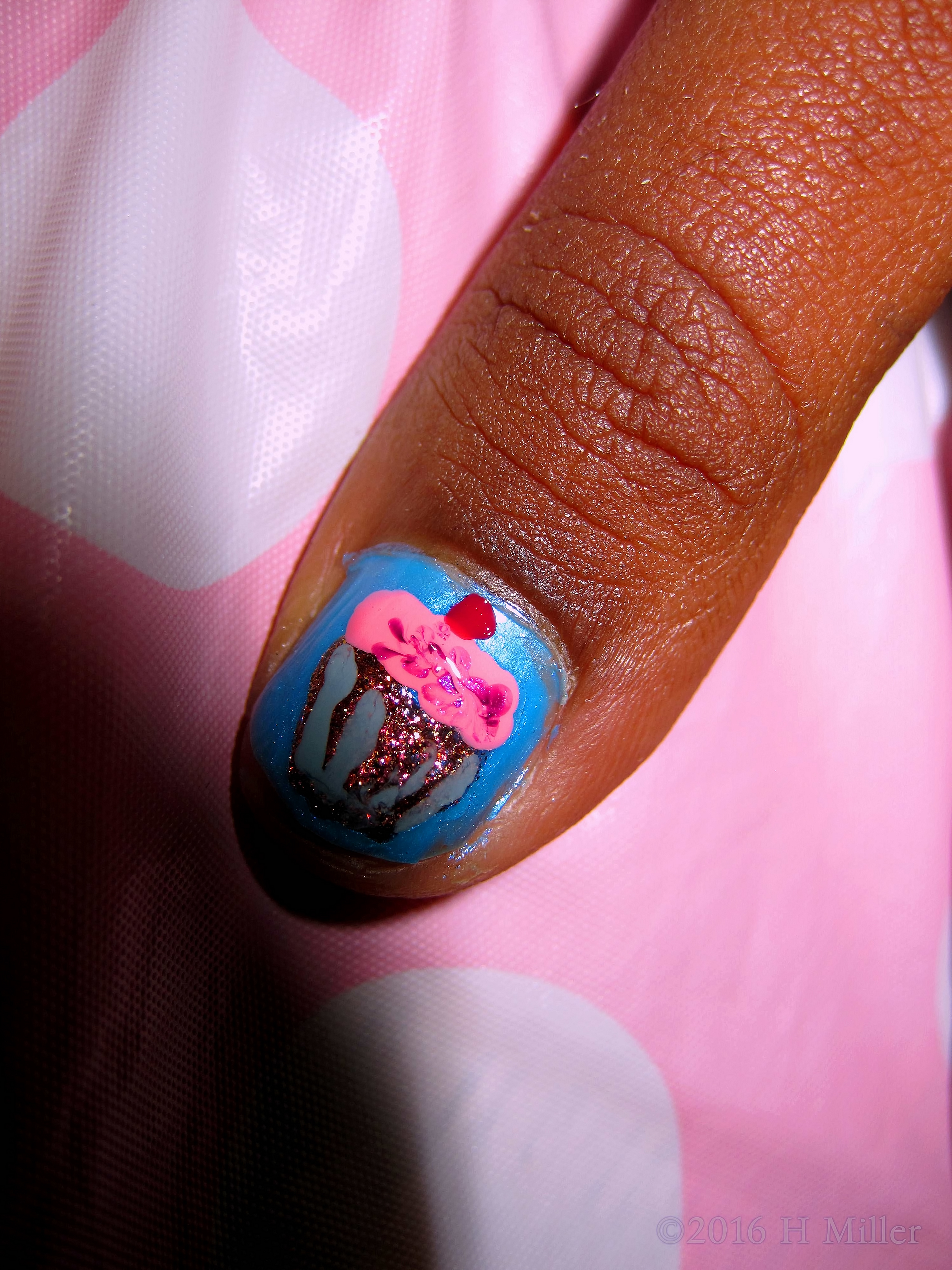 What A Sweet Nail Art Design! Cupcakes That Look Super Cool! 