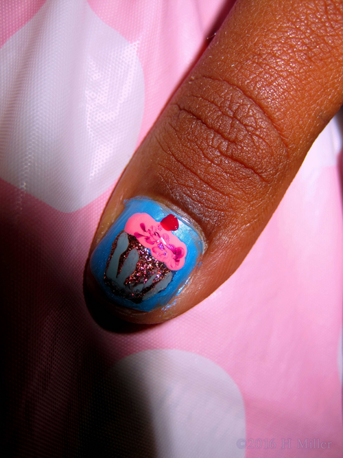 What A Sweet Nail Art Design! Cupcakes That Look Super Cool!