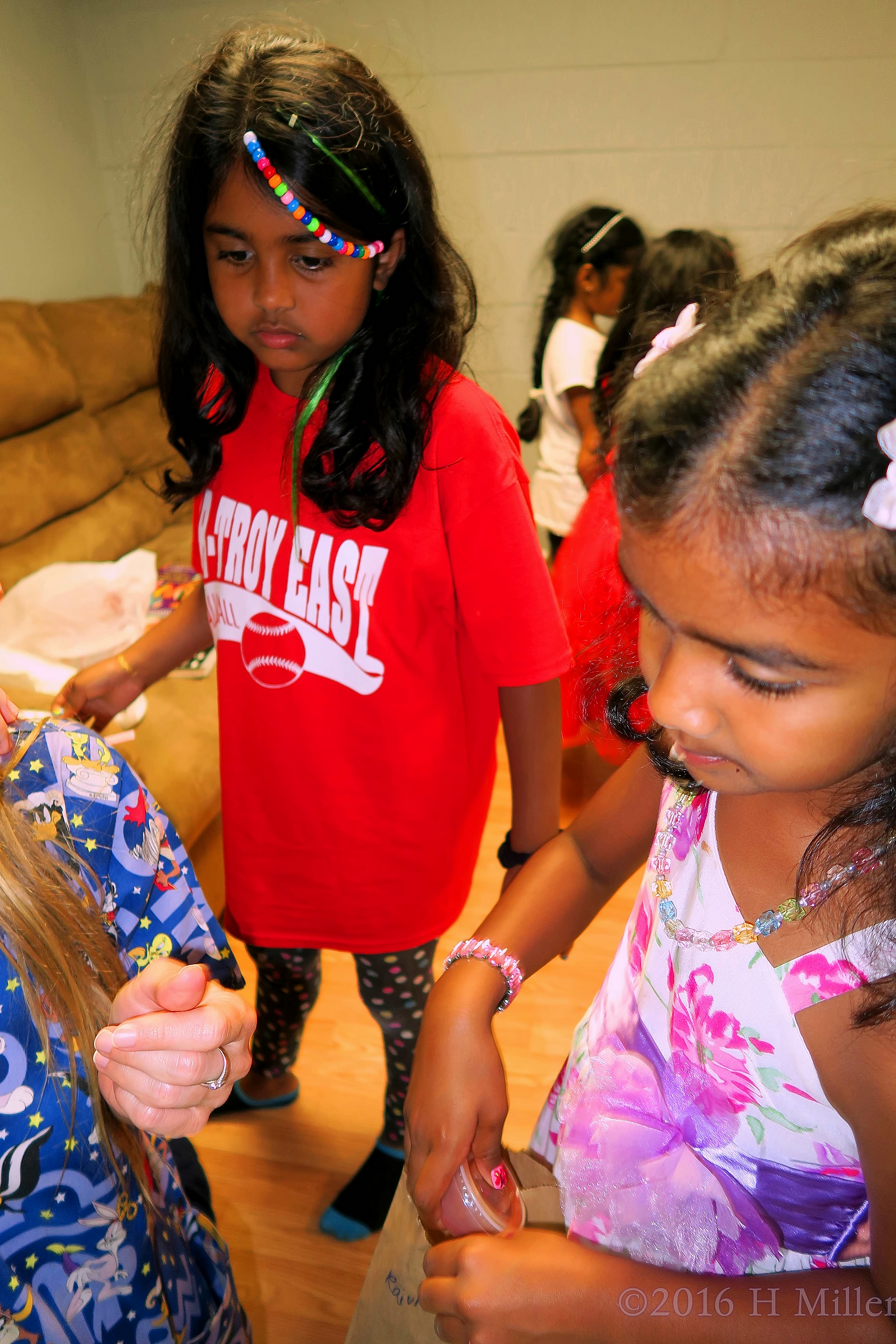 Working Together On Kids Spa Crafts Projects. 4 Working Together On Kids Spa Crafts Projects. 4