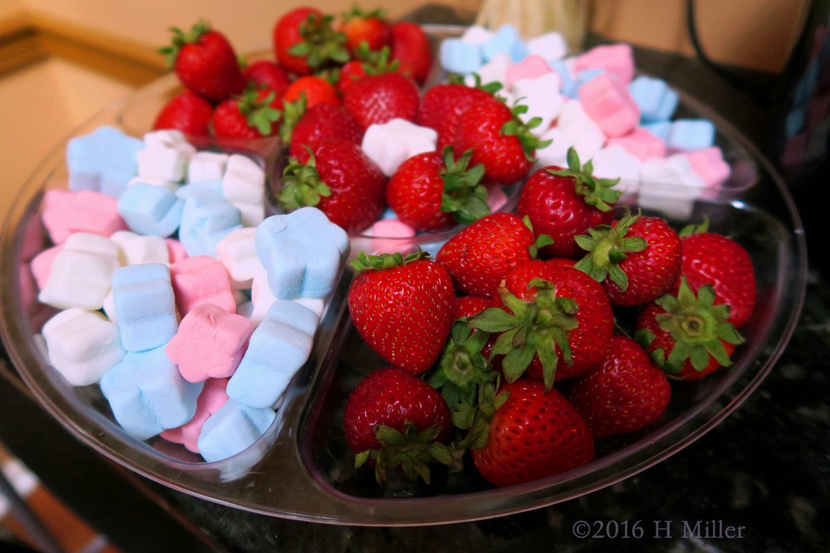 Yummy Marshmallows And Strawberries For Chocolate Fondue Snacks! 