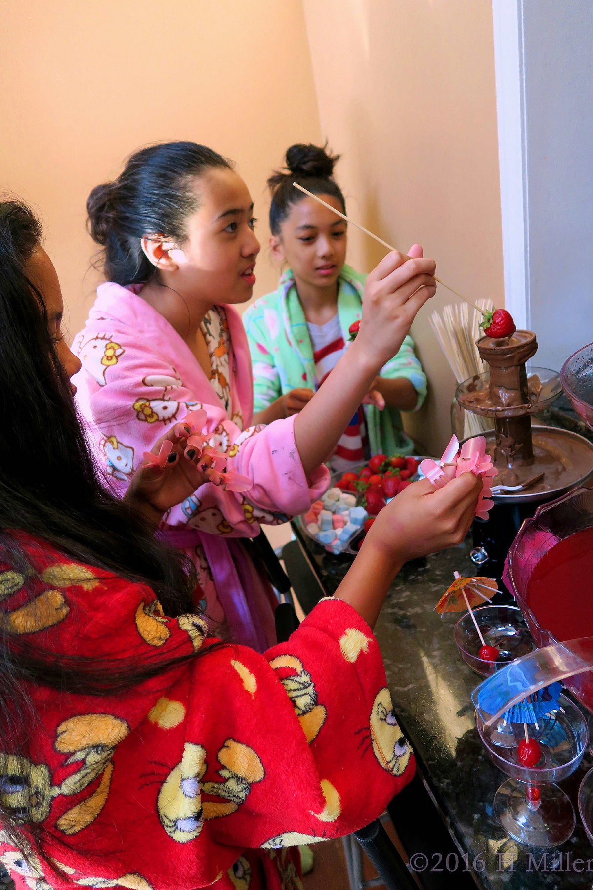 Yummy Strawberry And Chocolate Fondue For The Kids Home Spa 