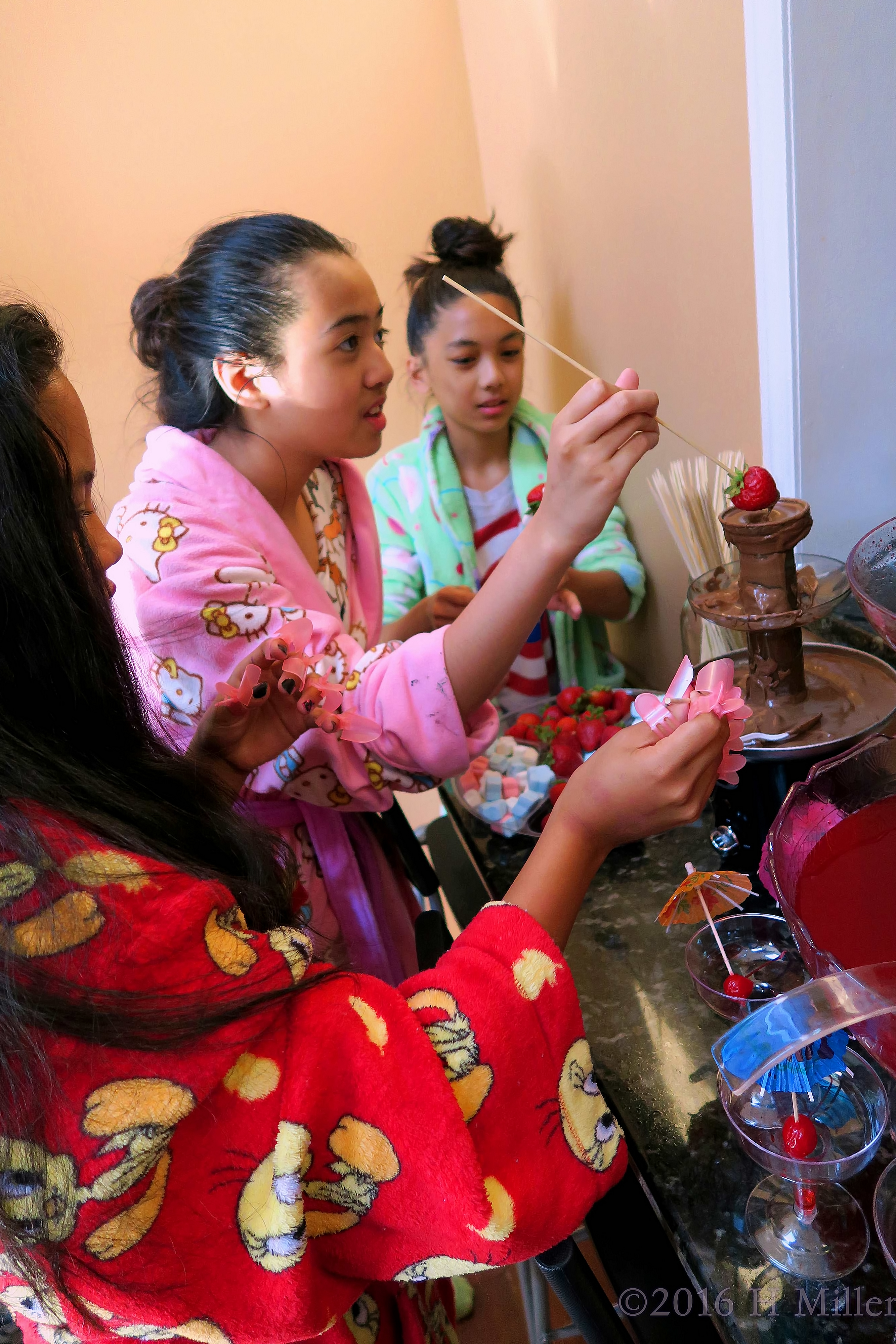 Yummy Strawberry And Chocolate Fondue For The Kids Home Spa Yummy Strawberry And Chocolate Fondue For The Kids Home Spa