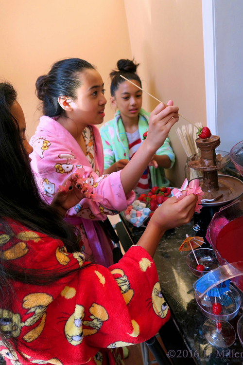 Yummy Strawberry And Chocolate Fondue For The Kids Home Spa Yummy Strawberry And Chocolate Fondue For The Kids Home Spa