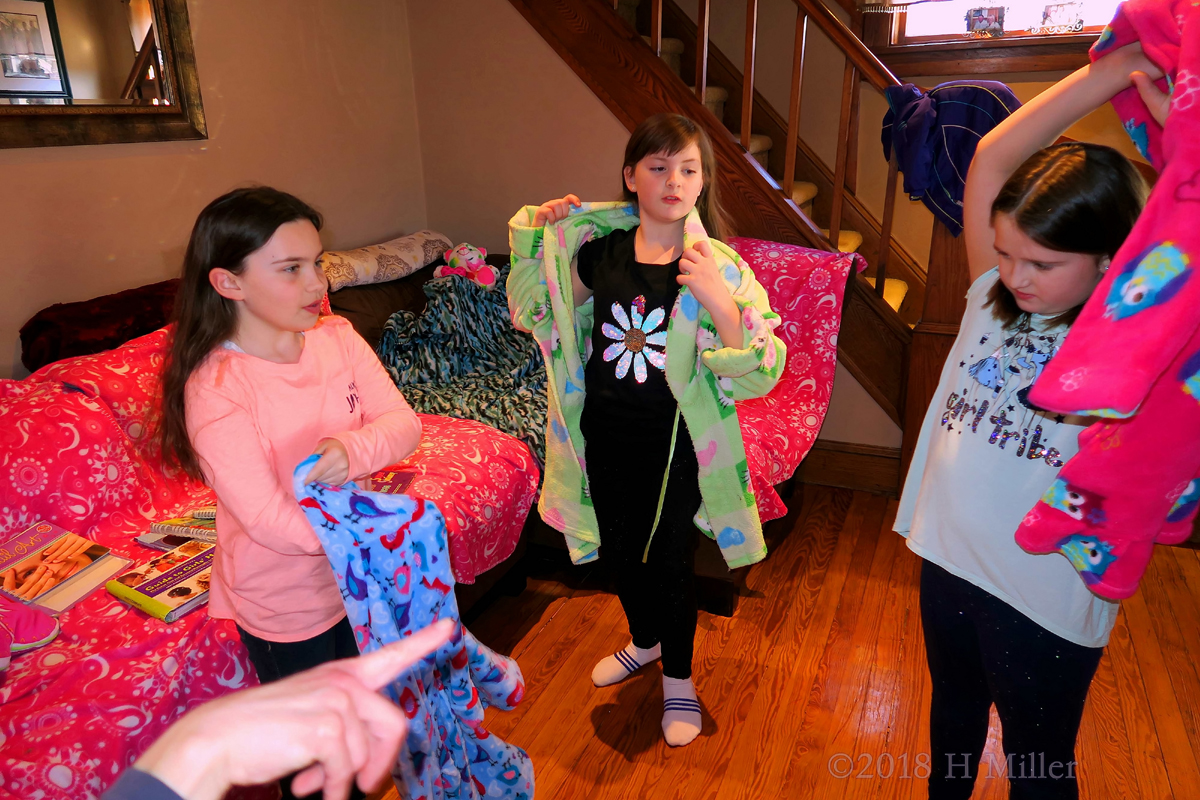 Kids Party Guests Putting On Kids Spa Robes! 