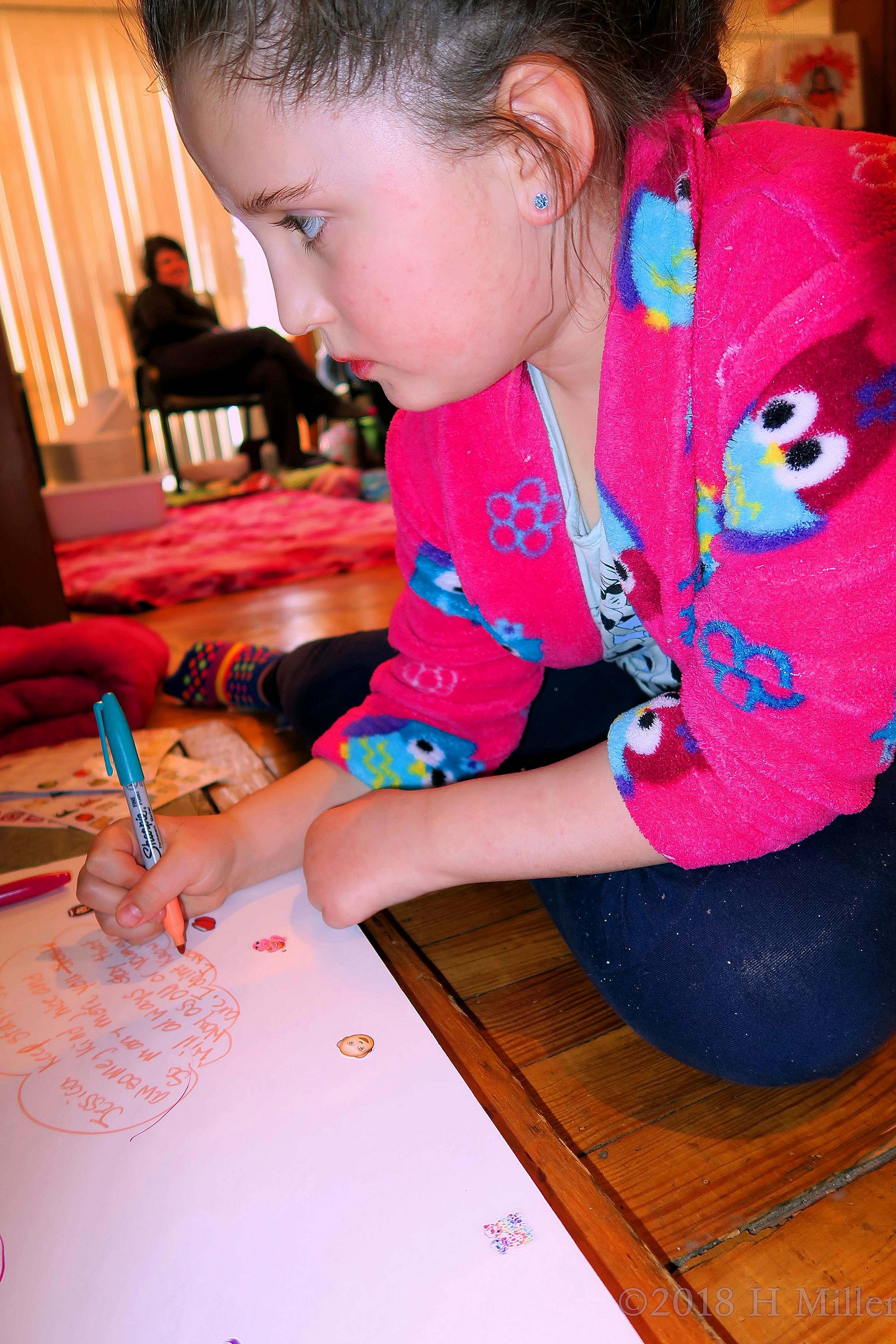 Spa Party Guest Drawing On The Kids Spa Birthday Card! 4 Spa Party Guest Drawing On The Kids Spa Birthday Card! 4