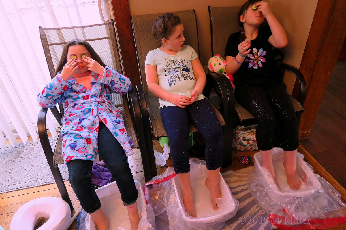 Applying Kids Facial Cukes During Kids Pedicure! 