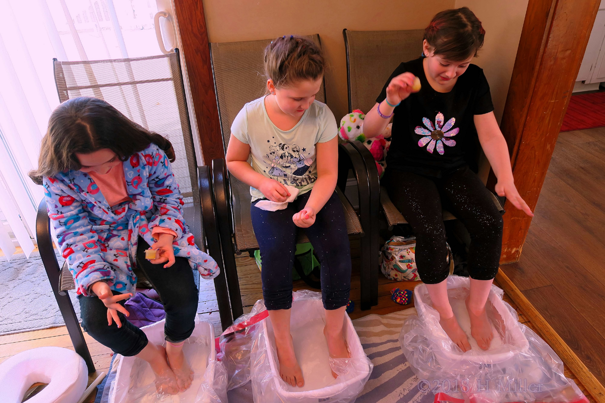 Party Guests Shaking Their Craft During Their Kids Pedicure! 