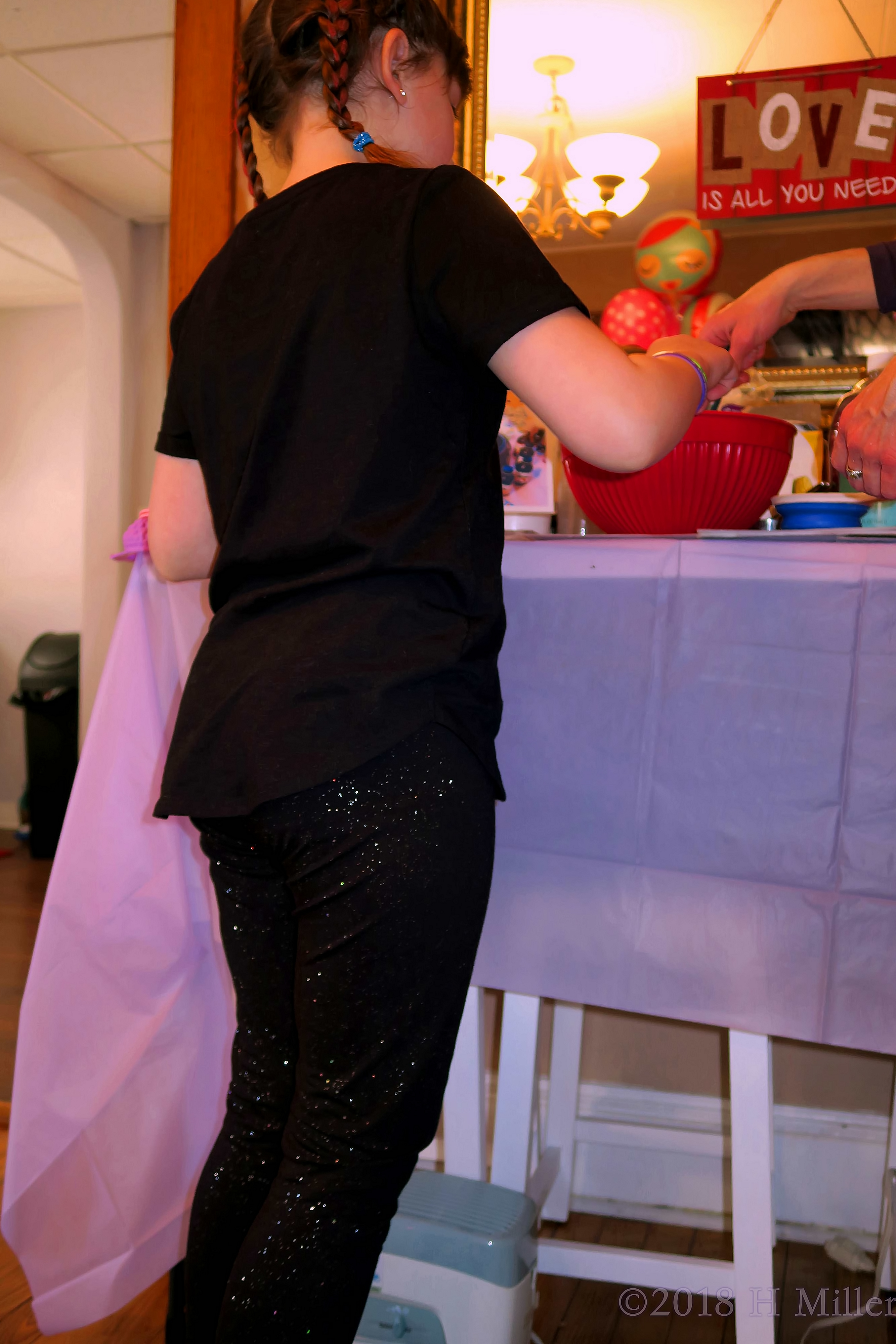 Kids Manicure And Kids Crafts! Party Guest At The Crafting Station! Kids Manicure And Kids Crafts! Party Guest At The Crafting Station!