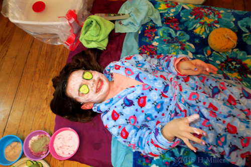 Cooling Cucumber And Kids Facial On Party Guest! Cooling Cucumber And Kids Facial On Party Guest!