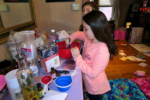 Kids Crafts! Mixing Together A Creation! Kids Crafts! Mixing Together A Creation!