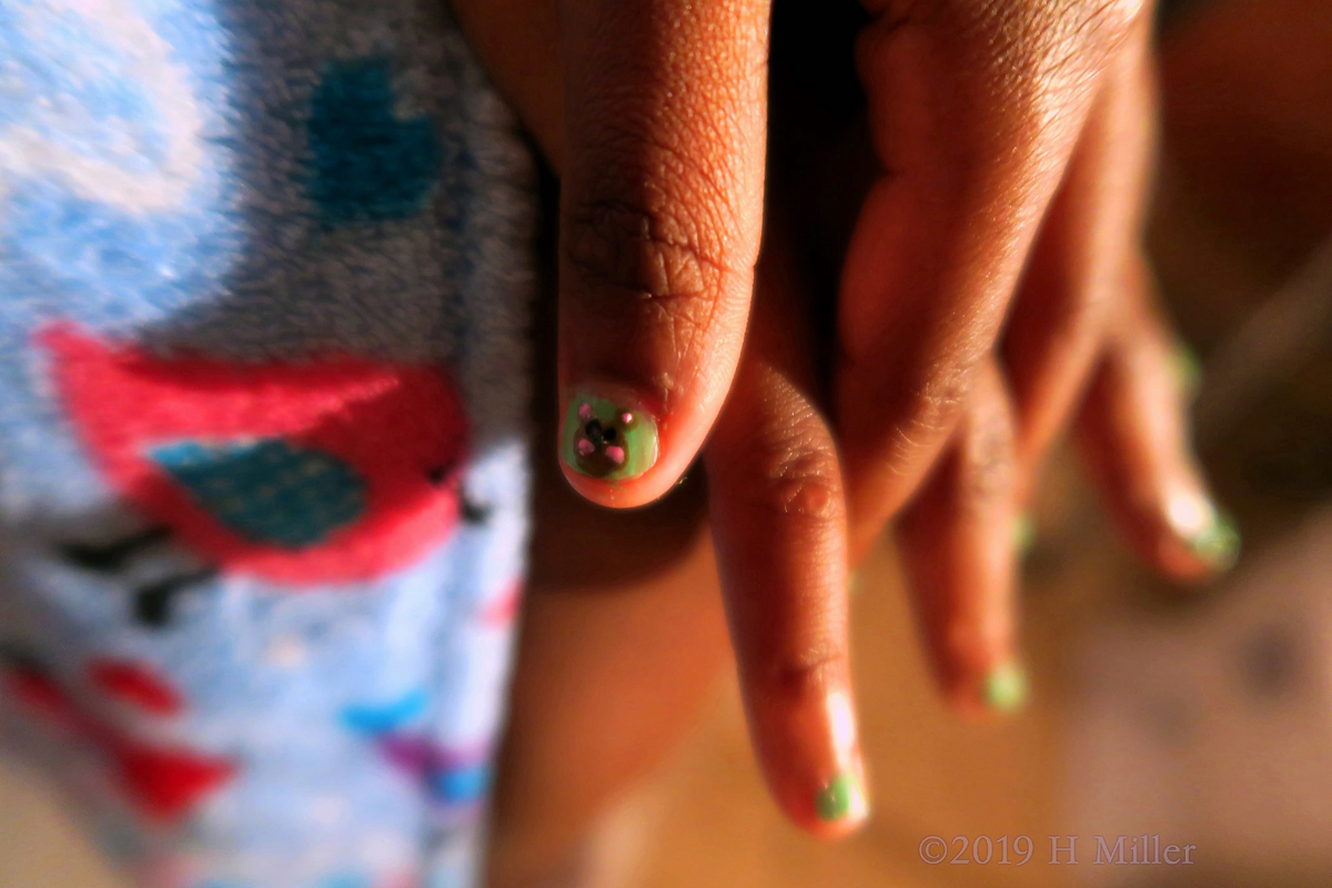 Beautiful Green Mini Mani With Mouse Nail Art 1