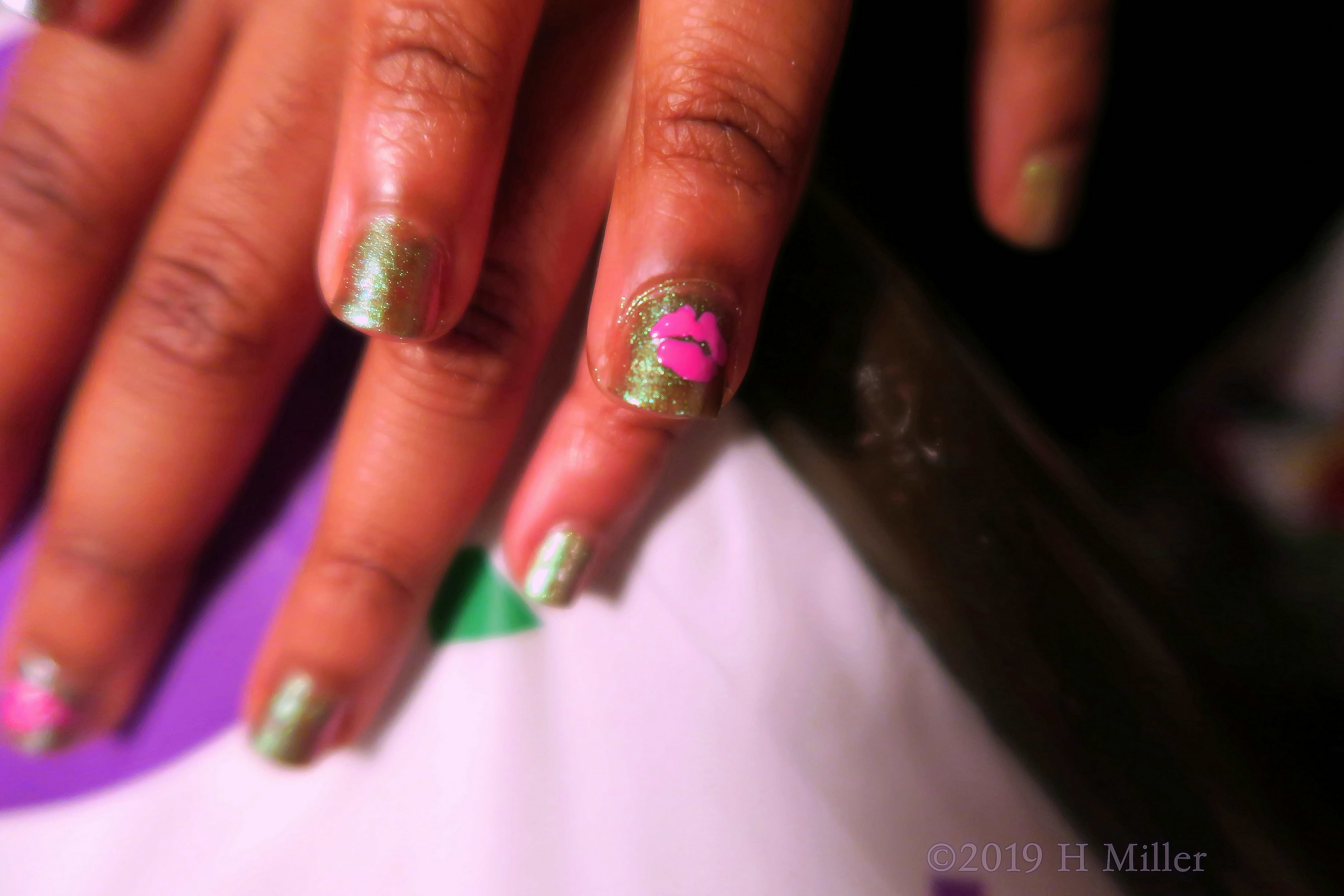 Accent Gold Nail Showing Off Pink Kiss Lips Nail Design On This Girls Manicure! 4 Accent Gold Nail Showing Off Pink Kiss Lips Nail Design On This Girls Manicure! 4