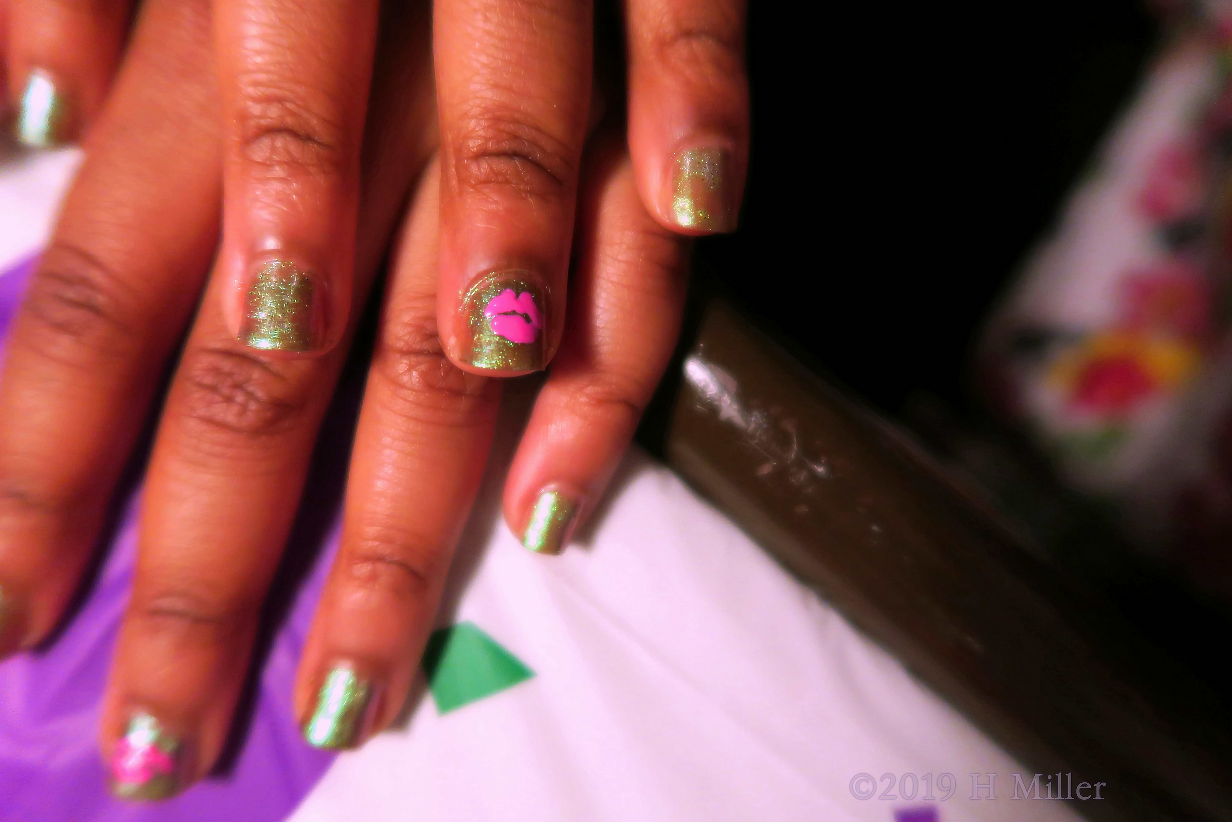 Gorgeous Glitter Gold Manicure With A Pink Kiss Nail Design 4 Gorgeous Glitter Gold Manicure With A Pink Kiss Nail Design 4