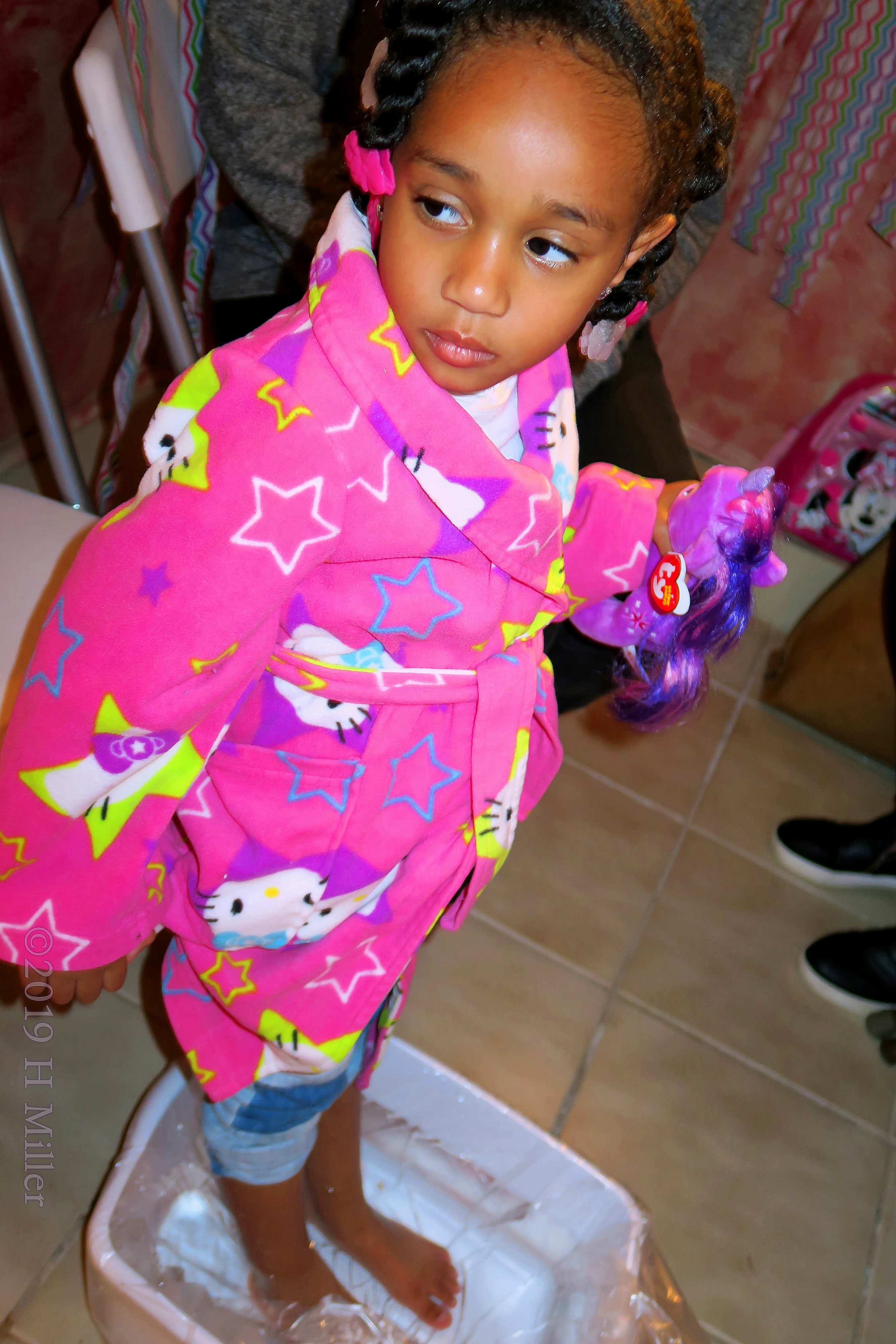 Pretty Star Print Spa Robe Guest Getting Her Kids Pedicure On! Pretty Star Print Spa Robe Guest Getting Her Kids Pedicure On!