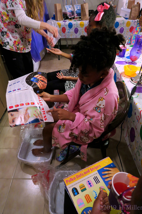 Jordyn Deciding What Design She Would Like For Her Kids Manicure! Jordyn Deciding What Design She Would Like For Her Kids Manicure!