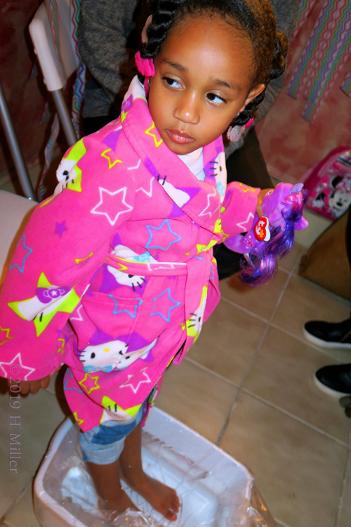 Pretty Star Print Spa Robe Guest Getting Her Kids Pedicure On! Pretty Star Print Spa Robe Guest Getting Her Kids Pedicure On!