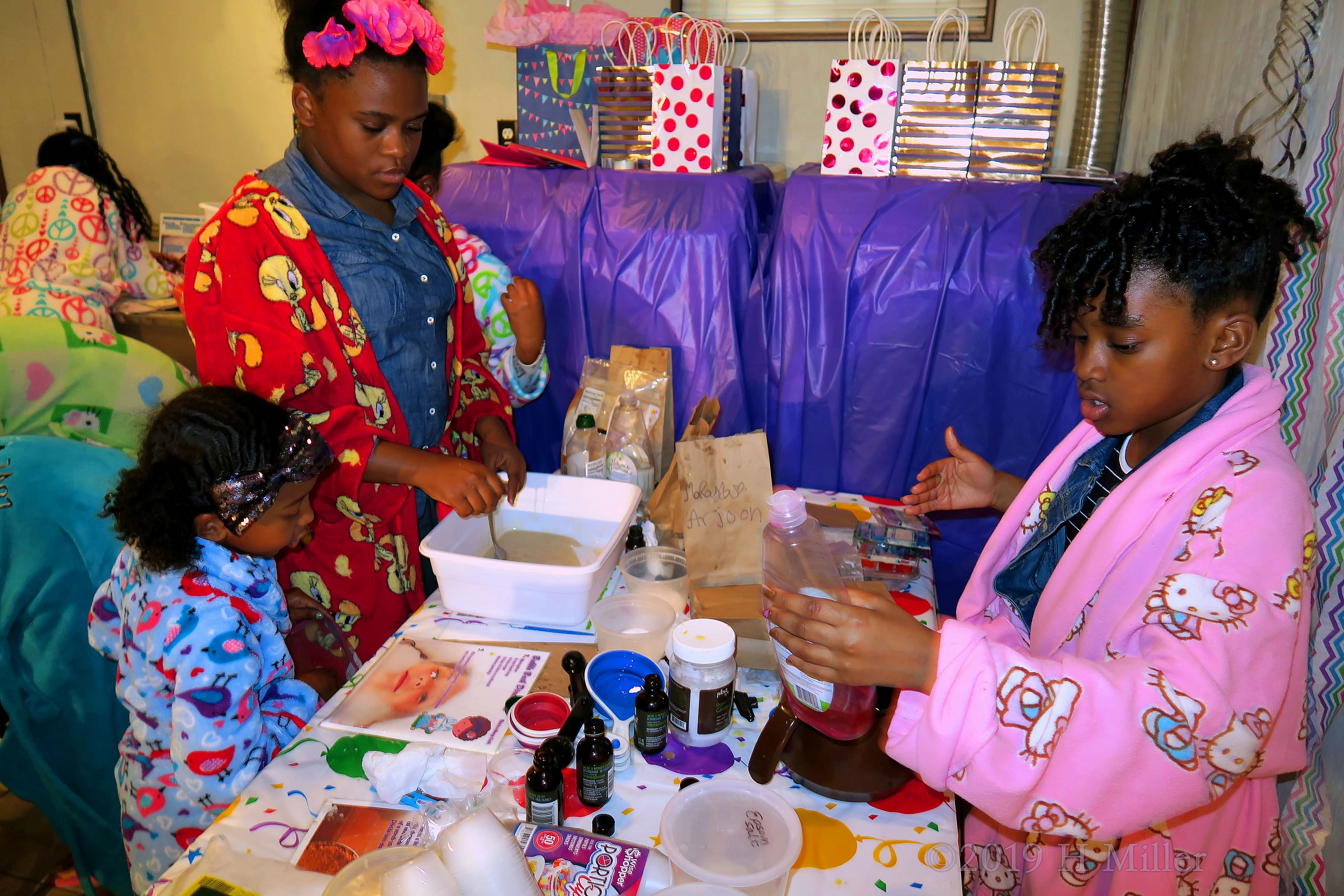 The Birthday Girl And Her Party Guests Test Their Kids Craft Skills The Birthday Girl And Her Party Guests Test Their Kids Craft Skills