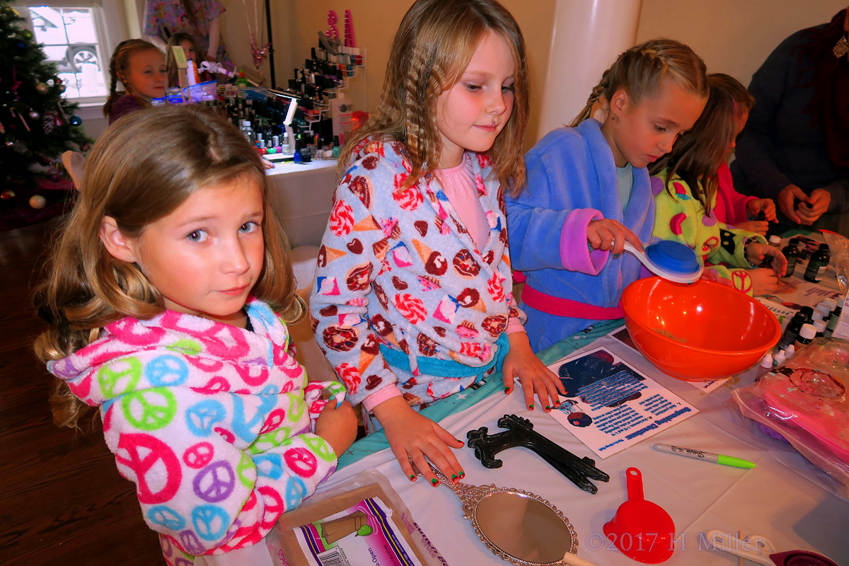 Working Together To Make Spa Crafts For Kids. 