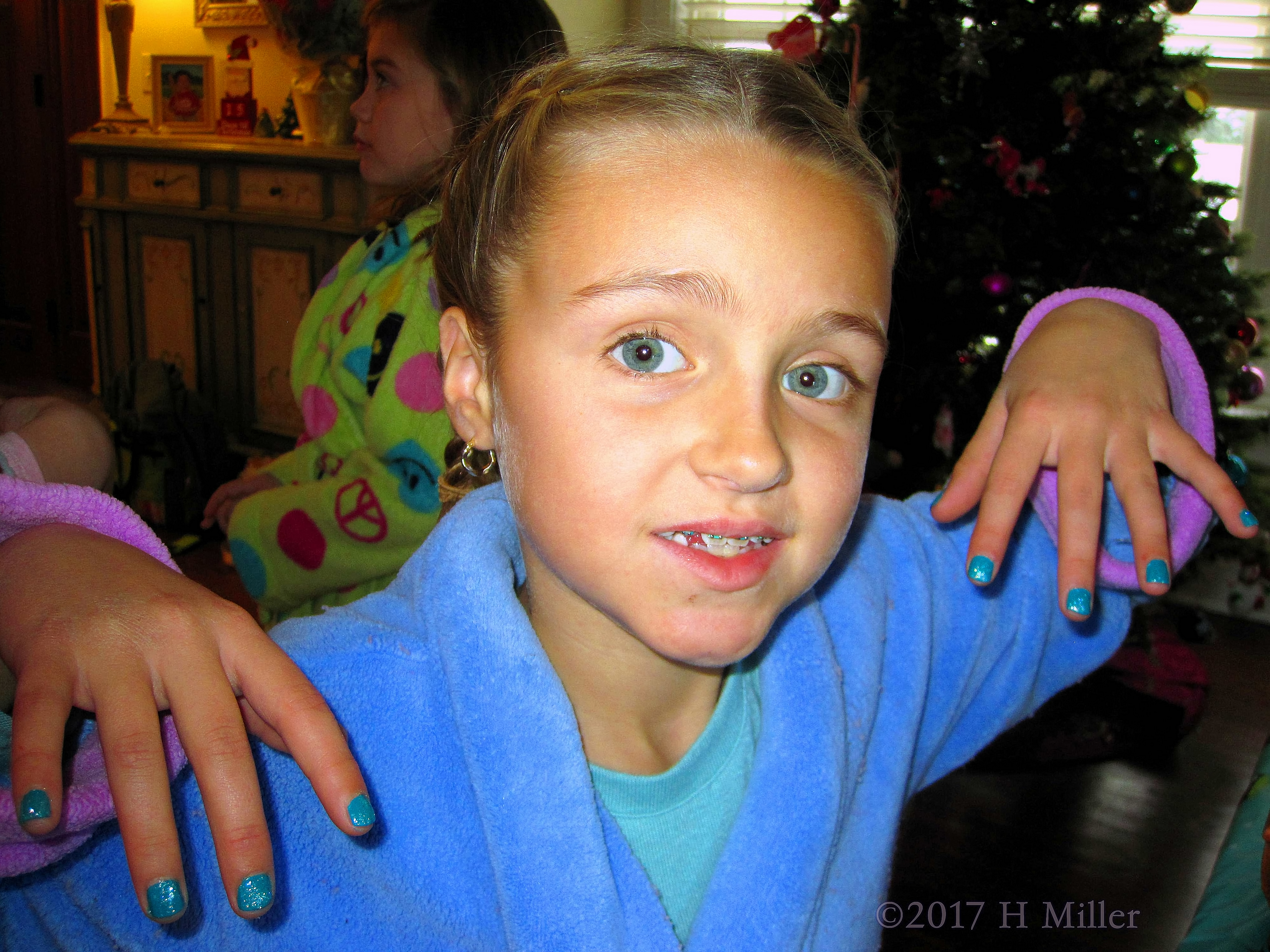 Showing Her Cute New Mini Mani Showing Her Cute New Mini Mani