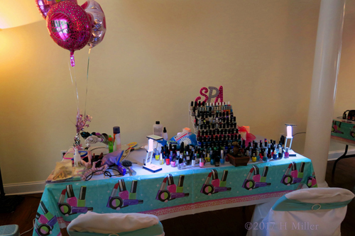 Manicure And Hairstyle Station