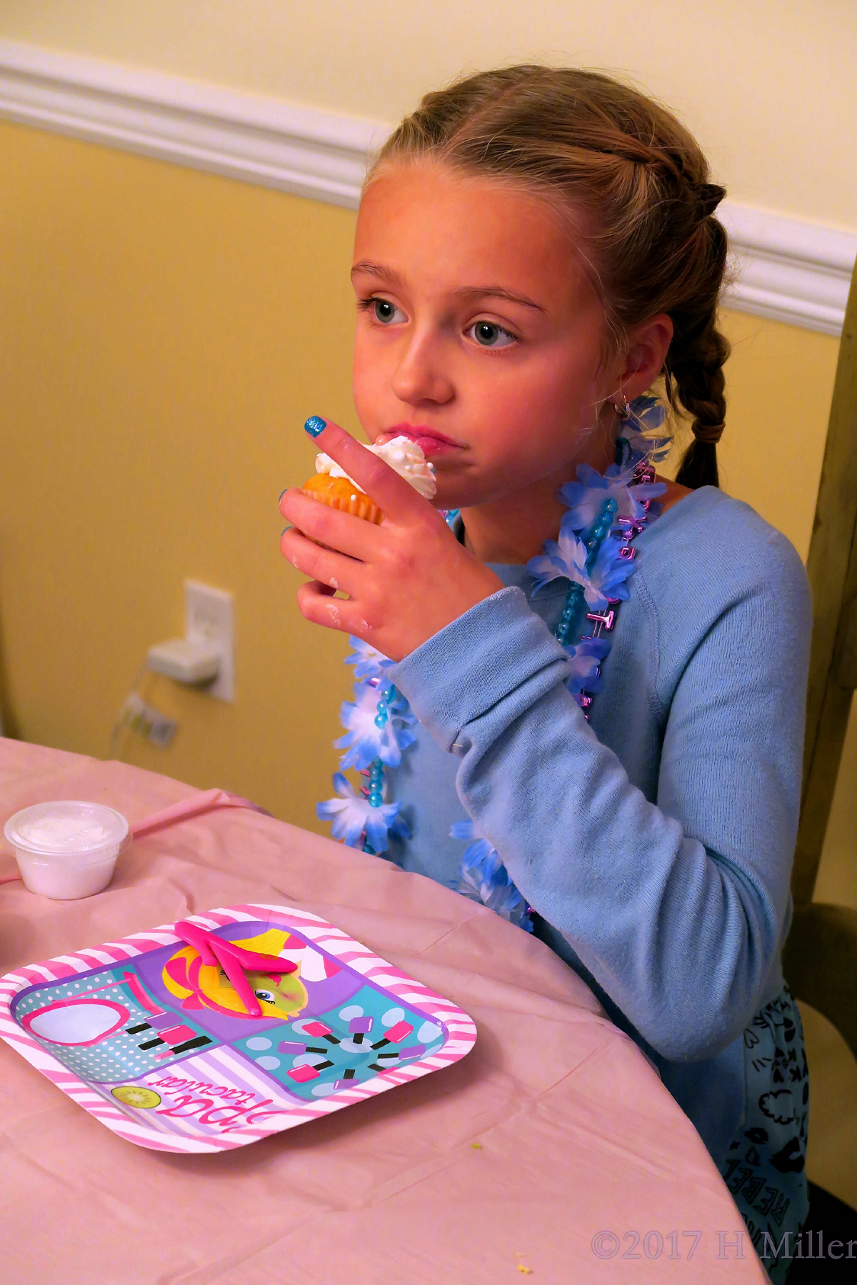 Cupcake Break During The Spa Party 
