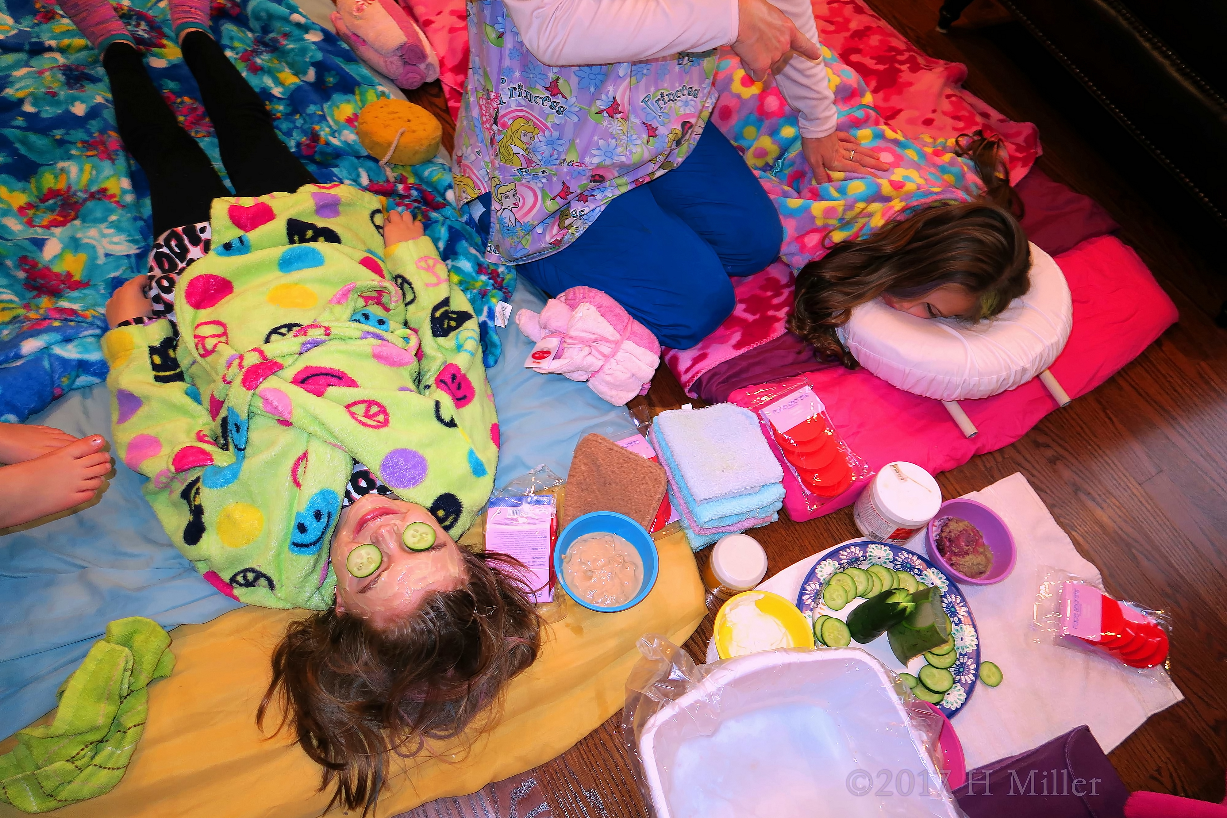 Getting Girls Facials And Kids Massages With Friends At Home! Getting Girls Facials And Kids Massages With Friends At Home!