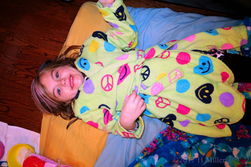 Laying Down Before Girls Facials At The Home Spa For Kid Laying Down Before Girls Facials At The Home Spa For Kid