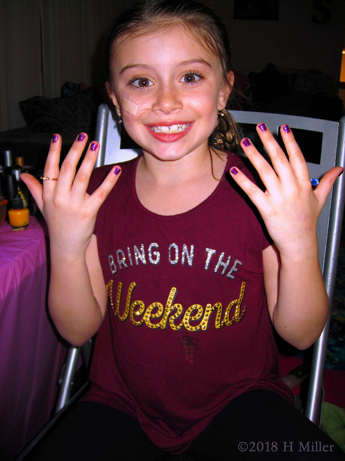 Give Her A Hand! Posing With Kids Mani! 