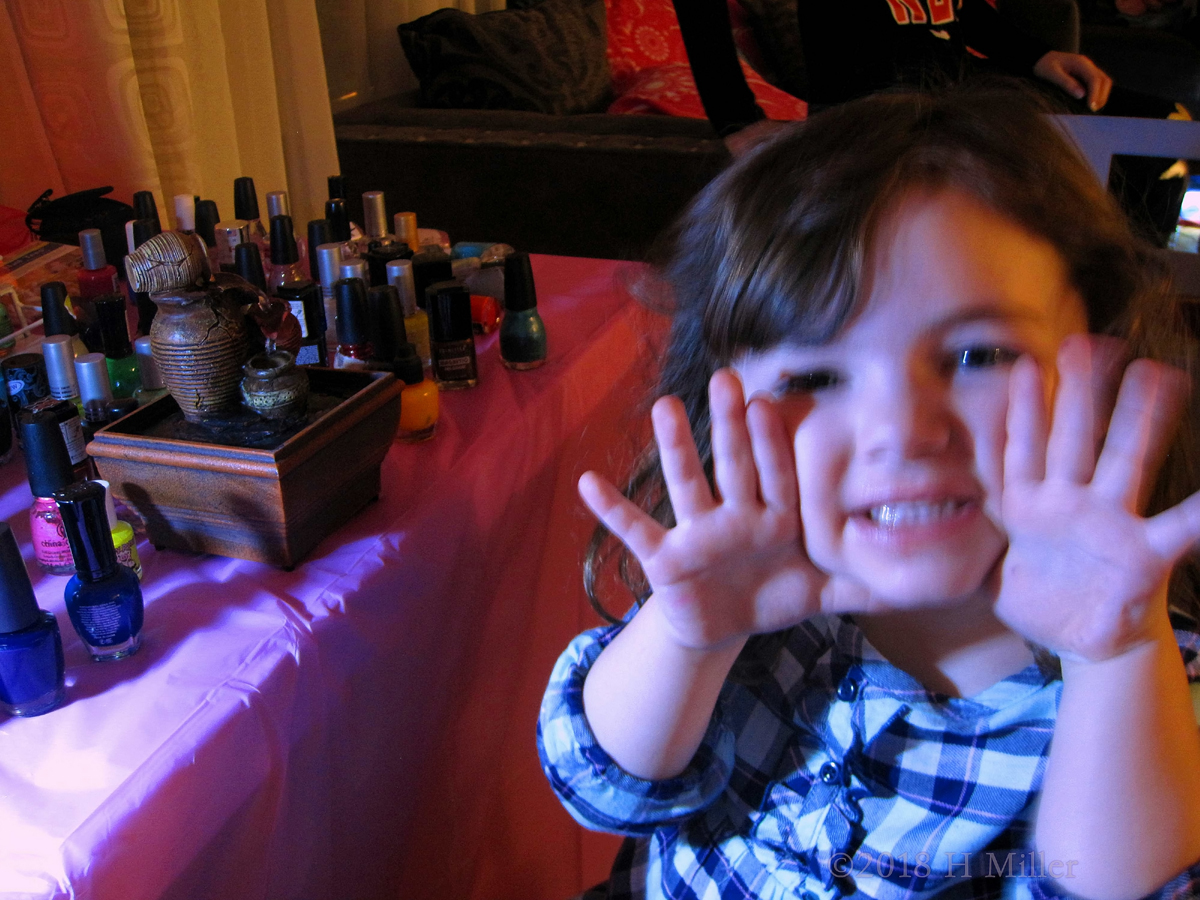 Party Guest Announcing She Has A Pretty Kids Mani! 