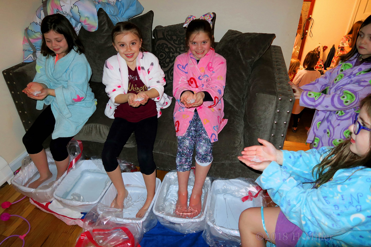 Salt As A Scrub! Girls Hold Bath Salts For Kids Pedi! 