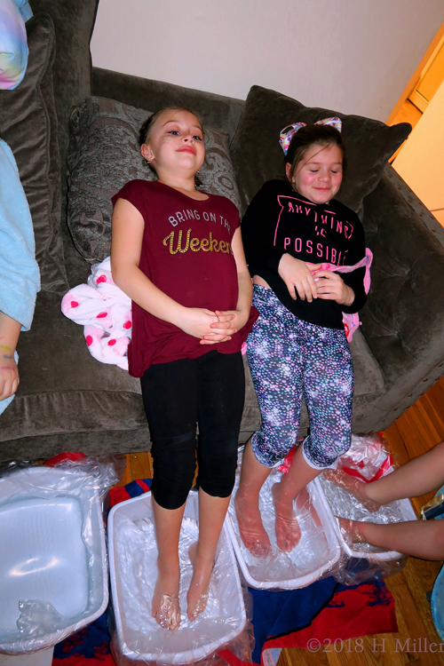 Weekend Hangs! Laying Back Soaking During Kids Pedicures! Weekend Hangs! Laying Back Soaking During Kids Pedicures!