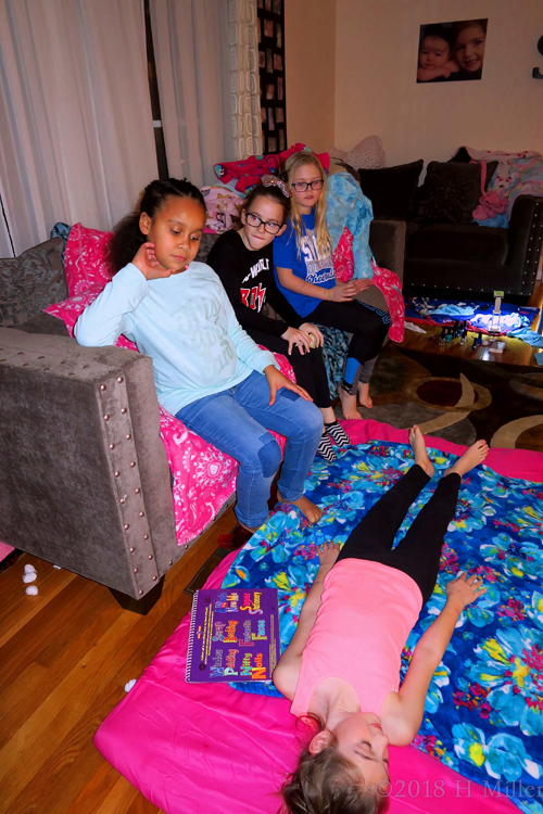 Group Hangs At The Girls Spa Party! Group Hangs At The Girls Spa Party!