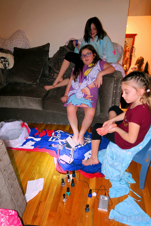 Group Hangs During The Kids Spa Party Group Hangs During The Kids Spa Party