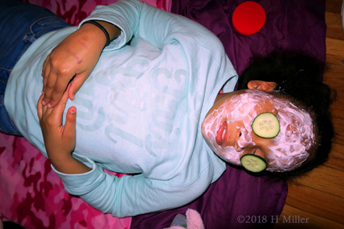 Party Guest Pampering! Party Guest Relaxes With Kids Facial! Party Guest Pampering! Party Guest Relaxes With Kids Facial!