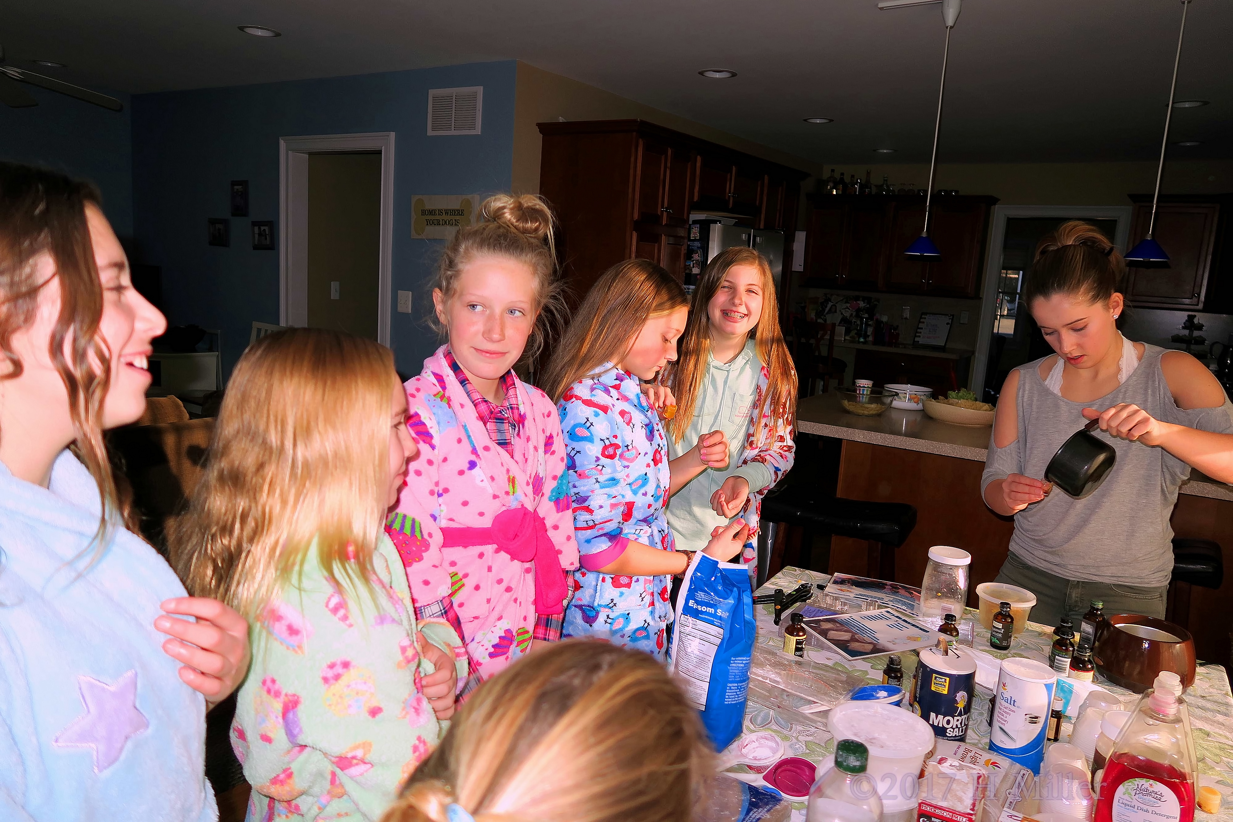 Party Guests Are Making Some Cute Crafts For Kids! Party Guests Are Making Some Cute Crafts For Kids!