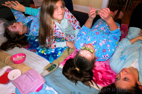 It's Chatting Time At The Kids Facial Station It's Chatting Time At The Kids Facial Station