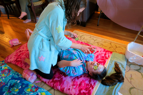 She Is Helping Her Friend See What Her Girls Facial Looks Like With Her Phone! She Is Helping Her Friend See What Her Girls Facial Looks Like With Her Phone!
